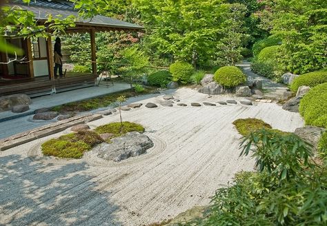 Sand garden with low-maintenance plants Zen Sand Garden, Sand Garden, Japanese Style Garden, Temple Gardens, Japanese Style House, Japan Garden, Grasses Garden, Kamakura, Small Space Gardening