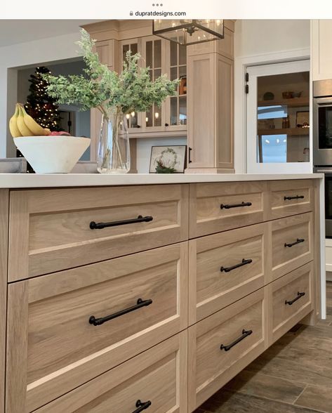 White Oak And Green Kitchen, Light Cabinets Dark Floors, Kitchen Light Cabinets, Medium Wood Cabinets, White Oak Kitchen, Natural Wood Kitchen, Barn Kitchen, Kitchen Decor Inspiration, Condo Kitchen