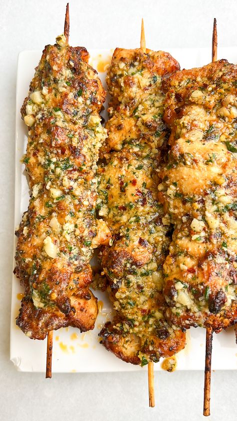 Ranch Garlic Parmesan Chicken Skewers - Bad Batch Baking - Restaurant Copycat Recipes & Family Favorites Farm Meals, Garlic Parmesan Chicken Skewers, Parmesan Chicken Skewers, Best Chicken Dishes, Restaurant Copycat Recipes, Bariatric Food, Restaurant Copycat, Recipes Family, Garlic Parmesan Chicken