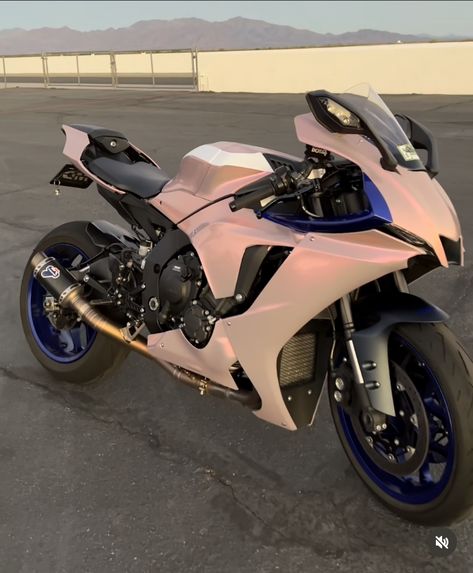 @/itsjay.4k ig Moto Rose, Cute Motorcycle, Dream Motorcycle, Bike Funny, Kereta Sport, Pink Motorcycle, Pink Ranger, Motocross Love, Image Moto