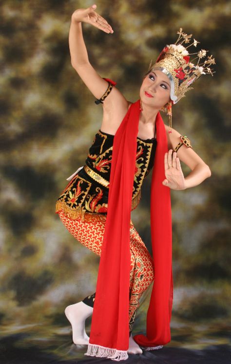 Make Up Tari Tradisional, Tari Tradisional, Dancing Pose, Dance Of India, East Java, Exotic Women, Traditional Dance, Beautiful Dress Designs, Traditional Fashion