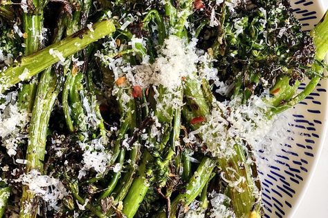 Lemon-Parm Grilled Broccolini Feels Extra Special — But Is Ready in 10 Minutes! https://www.thekitchn.com/grilled-broccolini-recipe-23541453?utm_source=RSS&utm_medium=feed&utm_campaign=Category%2FChannel%3A+main #rtplease #recipes Broccolini Recipes, Dish Recipes Easy, Grilled Side, Broccolini Recipe, Grilled Broccolini, Grilled Side Dishes, Recipe With Lemon, Recipes Broccoli, Tenderstem Broccoli