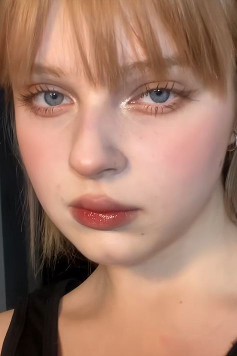 Innocent Seductive Makeup, Makeup For Soft Features, Flushed Makeup Look, Slavic Makeup, Innocent Makeup, Doll Makeup Tutorial, Cold Makeup, Seductive Makeup, Pale Makeup