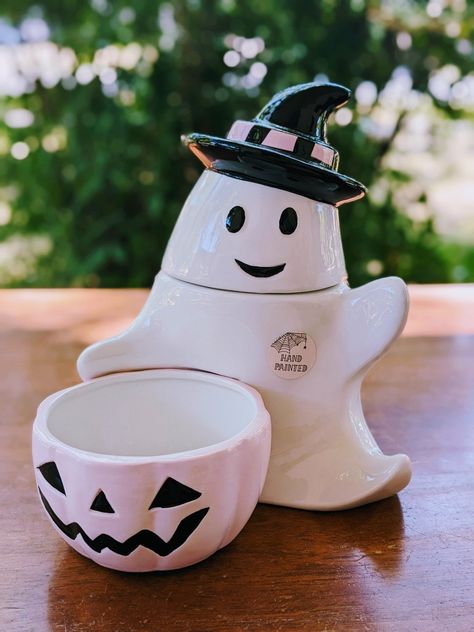 Halloween Ceramics, Halloween Dinnerware, Witchy Cottage, Ghost Decor, Board Themes, White Ghost, Ghost Decoration, Halloween Kitchen, Pumpkin Candy