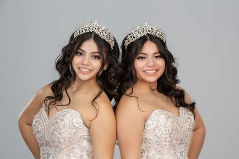 Twins Pink and Ivory Quinceañera dresses Twin Quinceanera Photoshoot Ideas, Quinceanera Twins, Twin Quinceanera Ideas, Twins Quinceanera, Twins Poses, Quinceañera Photos, Quince Pics, Quince Picture Ideas, Quince Photos