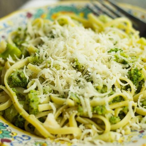 Pasta with Broccoli - Mamma Mangia Mamma Mangia, Spaghetti And Broccoli, Boiling Broccoli, Spaghetti With Broccoli, Broccoli Spaghetti, Pasta With Broccoli, Leftover Spaghetti, Broccoli Pasta Recipe, Under Appreciated