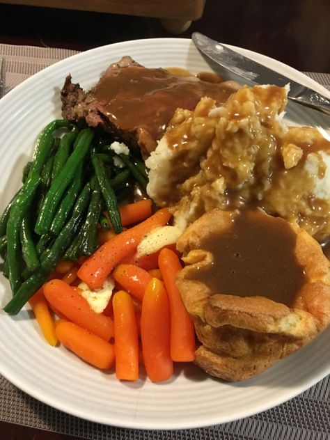 Sunday Roast Dinner, Potatoes Green Beans, Roast Beef Dinner, Thanksgiving Cooking, Prime Rib Roast, Yorkshire Pudding, Rib Roast, Roast Dinner, Healthy Food Motivation