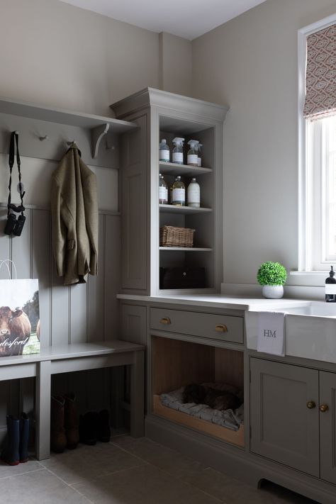 Georgian Country House, Leicestershire Boot Room - Humphrey Munson Boot Room Utility, Small Utility Room, Utility Room Designs, Humphrey Munson, Mudroom Laundry Room, Kitchens Luxury, Mudroom Design, Laundry Room Inspiration, Classic Kitchen