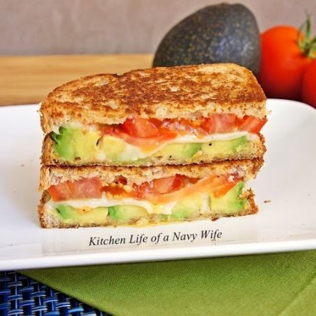 Avocado, Mozzarella and Tomato Grilled Cheese - To make this yummy sandwich, follow the oh-so-easy directions below. Think grilled cheese, and then some. Grilled Sandwiches, Grilled Avocado, Sliced Avocado, Quick Diet, Grilled Cheese Recipes, Avocado Tomato, Cheese Sandwich, Pepper Jack, Grilled Cheese Sandwich