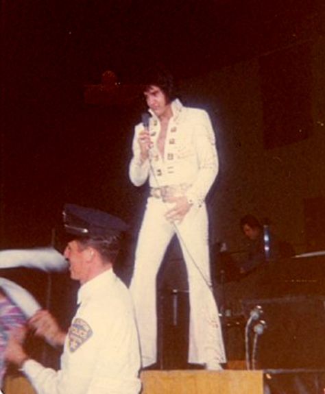 ELVIS LIVE ON STAGE IN TUCSON AZ IN 1972 Elvis Presley Live, Facebook Pic, Elvis Cd, Elvis Collectors, Elvis Jumpsuits, King Elvis Presley, Elvis In Concert, Elvis Presley Pictures, Moments In Time