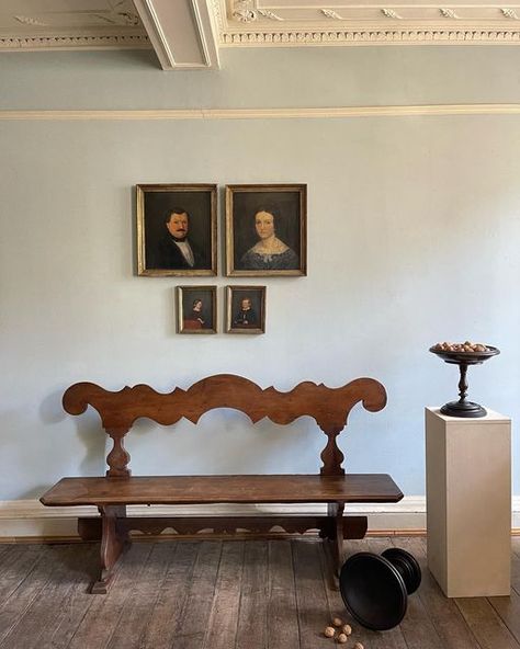 Josephine Ryan. on Instagram: "What the Romans did for us 🍃 • They brought walnuts to Britain. Their antecedents made quite nice furniture like this c18th bench from said wood. The pair of substantial tazzas also Italian are of Walnut too, seen here containing Walnuts. The Noyer family are French. We won’t hold that against them. • #newstock #italianantiques #walnutfurniture #familyportraits #antique #antiques #buywhatyoulove #finditstyleit #georgianarchitecture #antiqueshop #tetbu Roman Furniture, Furniture Detailing, Bench Living Room, Ayush Kejriwal, Patina Farm, Nice Furniture, Country Chic Decor, Antique Bench, Georgian Architecture