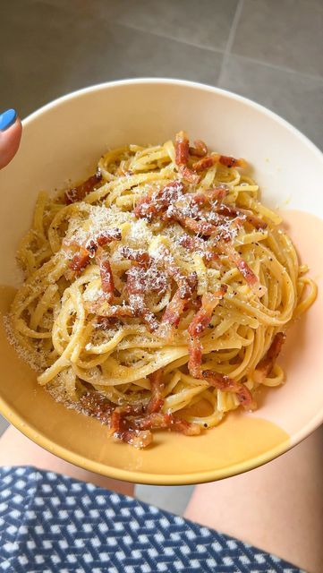 Aure • Killian • Rio on Instagram: "Les vraies pâtes carbonara en 10 min seulement 🤤 La recette pour 2 👫 : Fais cuire 200g de pâtes. Pendant ce temps, coupe 150g de guanciale en lardons et fais-le revenir à la poêle 2-3 min (jusqu’à ce qu’il devienne croustillant) puis réserve-le. Dans un bol, bats 4 jaunes d’œufs avec 75g de pecorino. Poivre le tout. Une fois que les pâtes sont cuites, ajoute-les dans la po�êle avec le gras du guanciale et 2-3 c-à-s d’eau de cuisson. Mélange-les avec le guanci Carbonara Recipes, Pasta Sauce Homemade, Pasta Carbonara, Carbonara Pasta, Homemade Pasta, Food Cooking, Pasta Sauce, Recipes Food, Spaghetti