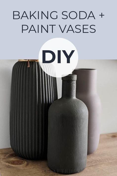 Diy Matte Black Vase, Baking Soda Painted Vase, Spray Paint Bottles Diy, Plastic Vase Painting Ideas, Spray Paint Stone Look, Glass Bottle Vase Diy, Texture Spray Paint Vase, Painted Vases With Baking Soda, Painting Ceramic Vases Diy