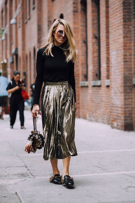 Those MULES. Pant Outfits For Women, Gold Pleated Skirt, Midi Skirts Style, Pleated Skirt Outfit, Metallic Pleated Skirt, Walking Down The Street, New York Fashion Week Street Style, Rock Outfit, Nyfw Street Style