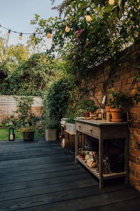 Decking Garden, Wooden Decking, Small Courtyard Gardens, Back Garden Design, Small Courtyards, Walled Garden, Casa Exterior, Have Inspiration, Outside Living