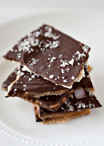 Salted Toffee Matzah - Matzah, butter, brown sugar, vanilla, chocolate chips #dessert #Passover Toffee Bark Recipes, Passover Recipes Dessert, Passover Dinner, New Years Eve Dessert, Jewish Holiday Recipes, Passover Desserts, Salted Toffee, New Year's Eve Appetizers, Passover Recipes