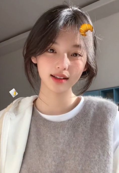 O-M-G her bang is fcking addicted to me 😭 I really want it. Maybe cz she's so cute so everything is cute as well 😭
cre: @! kwkwtll Douyin #style #hairstyle #pretty #fancy #goodlook #tips #hair #salon #haircut #bangstyle #glowup #fashion Douyin Style, Pretty Hair Cuts, Korean Hair Color, Hair Inspiration Long, Tips Hair, Kpop Hair, Hair Color Streaks, Hair Inspiration Short, Style Hairstyle