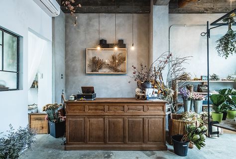 Florist Work Table, Boutique Store Design, Bistro Kitchen, Flower Shop Design, Retail Inspiration, Coffee Flower, Interior Display, Interior D, Shop Interiors