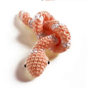 PATRONES AMIGURUMI GRATIS: PATRON GRATIS SERPIENTE AMIGURUMI 62440 Crochet Snake Pattern Free, Crochet Snakes, Easy Baby Crochet, Crochet Minis, Amigurumi Snake, Crochet Space, Crochet Snake, Crochet Stuffies, Easy Crochet Animals