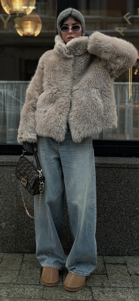 Street Style 2024 Winter Casual Chic Winter Outfits Street Style, Winter Streetstyle Women, 2024 Winter Street Style, Street Style Winter 2024, New York Street Style 2024, Fashion Winter 2024, Fall 2024 Street Style, Winter Outfit 2024, Cold Weather Outfits Street Style