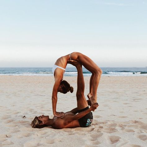 “You must learn to master a new way to think before you can master a new way to be” Marianne Williamson Couples Yoga Poses, Yoga Outdoor, Couples Yoga, Yoga Aesthetic, Yoga World, Yoga Photos, Partner Yoga, Vinyasa Flow, Yoga Body