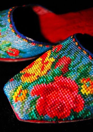 Peranakan Art, Peranakan Culture, Nyonya Kebaya, Baba Nyonya, Ghost Bride, Korean Shoes, Garment Construction, Beaded Shoes, Bead Embroidery Tutorial