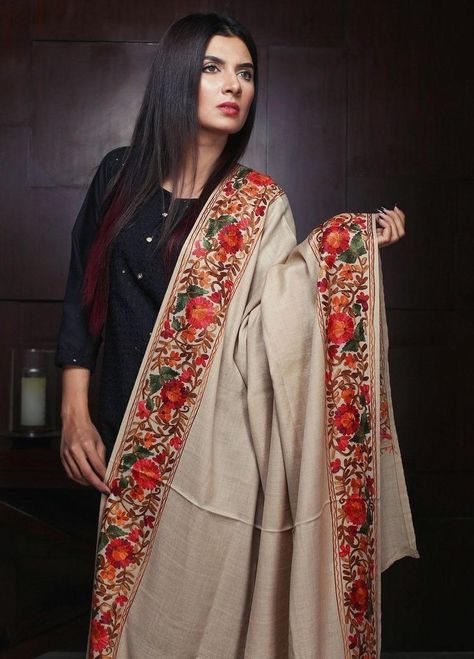 Beautiful winter shawl design ideas for girls|shawl design latest|velvet shawl design new Formal Pants Women, Shawl Outfit, Kashmiri Shawls, Velvet Dress Designs, Pakistani Designer Suits, Dress With Shawl, Pakistani Fashion Party Wear, Winter Shawl, Kurti Designs Party Wear