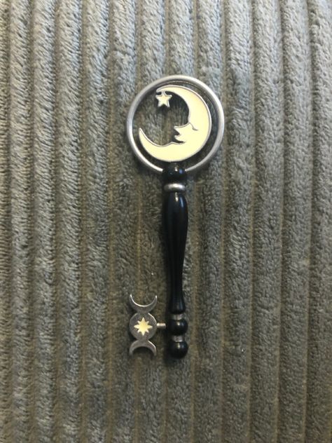 Cool Keys, Key Design Ideas, Cool Scissors, Aesthetic Keys, Key Designs, Magic Key, Unique Key, Old Keys, Fantasy Props