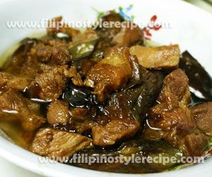 Adobong talong at baboy or pork and eggplant adobo is another variety of Filipino adobo. The procedures is simple, we fried eggplant until brown and marinate pork then cooked and simmered soy sauce, vinegar, garlic, bay leaves, peppercorns, salt and sugar until tender. Eggplant Adobo, Pork Eggplant Recipe, Filipino Dinner, Brinjal Recipes, Philippine Recipes, Filipino Adobo, Pinoy Dishes, Man Recipes, Pinoy Foods