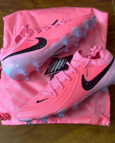 Best Football Shoes, Custom Football Cleats, Pink Soccer Cleats, Zapatillas Nike Basketball, Soccer Poses, Womens Soccer Cleats, Cool Football Boots, Best Soccer Cleats, Girls Soccer Cleats