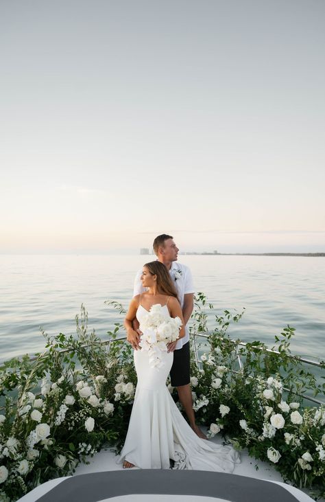 Yacht Wedding Ceremony, Wedding On The Yacht, Boat Elopement Ideas, Wedding In Boat, Yatch Wedding Decoration, Yacht Wedding Photos, Proposal Abroad, Yacht Elopement, Yacht Wedding Dress