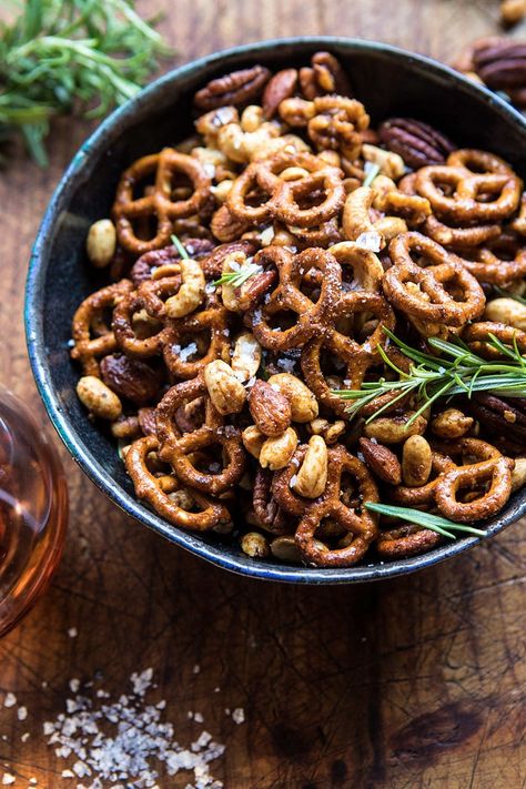 Sweet 'n' Savory Roasted Nuts and Pretzels | halfbakedharvest.com @hbharvest Pecan Appetizers, Friendsgiving Food Ideas, Winter Appetizers, Party Crowd, Half Baked Harvest Recipes, Thanksgiving Appetizers Easy, Friendsgiving Food, Diy Snacks, Harvest Recipes