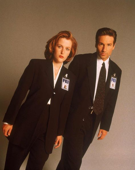 Gillian Anderson as 'Agent Dana Scully' & David Duchovny as 'Agent Fox Mulder' in The X Files (1993-2002, Fox) Scully Costume, David And Gillian, 90s Halloween Costumes, Chris Carter, Mulder Scully, Richard Diebenkorn, Fox Mulder, Christopher Eccleston, Dana Scully