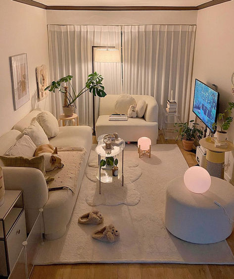 Cozy living room with white walls, white couch and white carpet Korean Apartment Interior, Small Modern Living Room, Aesthetic Living Room, Apartment Living Room Design, Dream Apartment Decor, Small Apartment Living Room, Dream House Rooms, Apartment Decor Inspiration, Small Room Bedroom