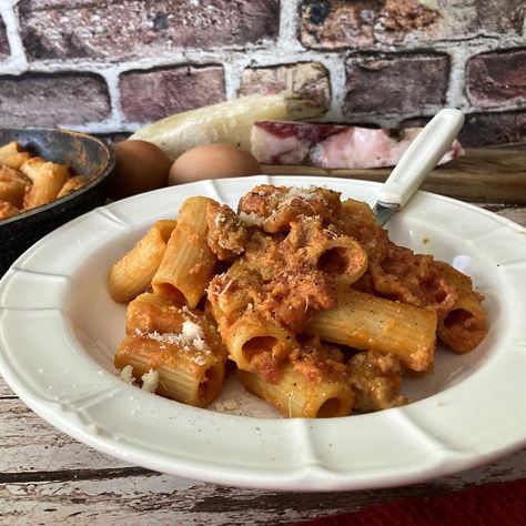 Enjoy the rich flavors of Pasta alla Zozzona, a hearty Italian traditional recipe. A taste of Italy's rustic charm in every bite! Italian Beef Recipes, Recipes From Italy, Italian Snacks, Roman Food, Pork Cheeks, Rome Food, Ricotta Recipes, Italian Recipes Traditional, Italian Beef