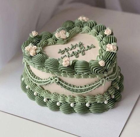 Green Aesthetic Cake, 25th Bday Cake, Green Vintage Cake, Small Round Cake, Heart Shaped Birthday Cake, Victorian Cakes, 18th Party, 20th Bday, 15th Birthday Cakes