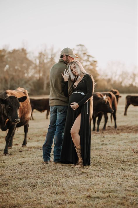 Maternity Photography Farm Ideas, Horses Maternity Shoot, Maternity Photography Country Rustic, Maternity Pictures With Cows, Pregnancy Photo Shoot Outfits, Cow Pasture Photoshoot, Western Maternity Outfits Winter, Farm Style Maternity Shoot, Maternity Photos Western