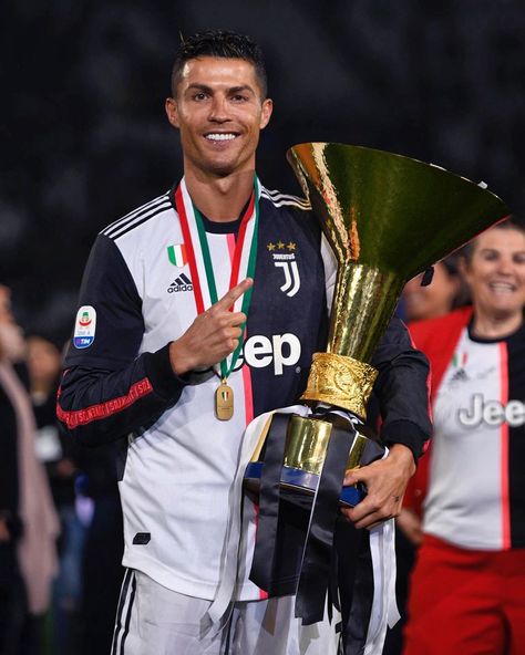 Cristiano Ronaldo on Instagram: “Very happy to win the second trophy for @juventus and my first Serie A championship!🏆 #finoallafine” Cristiano Ronaldo Hairstyle, Cr7 Juventus, Ronaldo Photos, Ronaldo Quotes, Cristiano Ronaldo Juventus, Cr7 Jr, Ronaldo Pictures, Cristino Ronaldo, Ronaldo Juventus