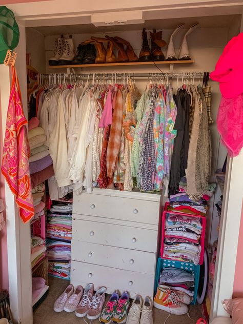 Diy Clothing Organization Ideas, Colorful Closet Aesthetic, Costume Closet Organization, Closet Color Organization, Decorated Closet, Organization Room Ideas, Closet Painting Ideas, Cute Closet Ideas, Aesthetic Closet