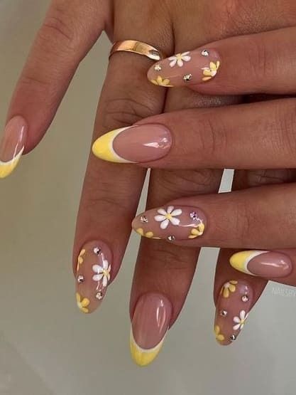 Pastel Yellow Daisy Nails, Summer Yellow Nails, Simple Spring Nails, Yellow Nails Design, Daisy Nails, Girly Acrylic Nails, Almond Nails Designs, Summer Yellow, Summer Acrylic Nails