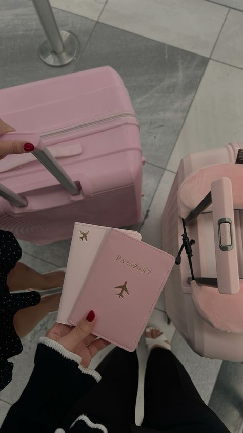 Pink Passport, Prayer Vision Board, Vision Board Themes, Pink Luggage, Vision Board Pics, Airport Aesthetic, Travel Picture Ideas, Manifesting Vision Board, Vision Board Images