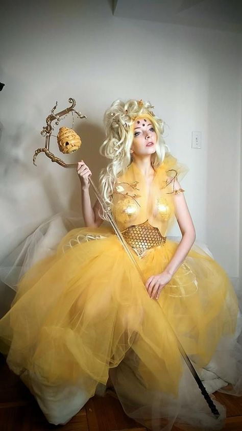 Queen Bee Costume, Karneval Diy, Best Group Halloween Costumes, Meme Costume, Diy Halloween Costumes For Women, Bee Costume, Diy Kostüm, Diy Halloween Costumes Easy, Queen Costume