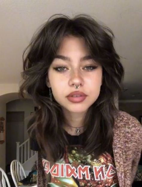 Make Up Looks For Concerts, Med Length Wolf Cut Hair, Medium Length Hair Wolfcut, Wolfcut For Wavy Hair, Wolf Cut With Long Bangs, 90s Wolf Cut Hair, Shaggy Medium Hair Choppy Layers, Wolf Cut Medium Hair Wavy, Subtle Mullet Hairstyle Women