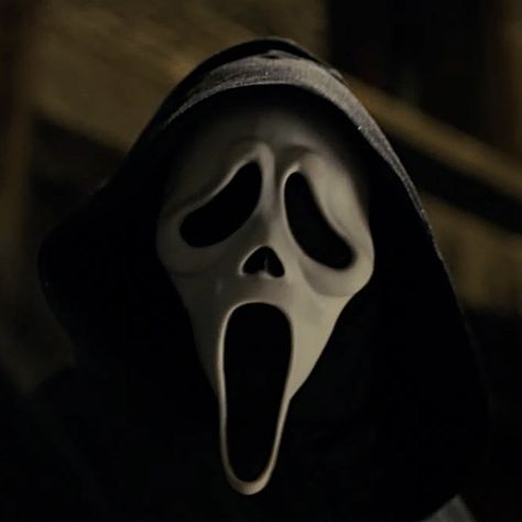 Ghostface in Scream 6 Ghostface Scream Vi, Horror Widgets, Scream Icons, Scream Face, Scream Aesthetic, Scream Mask, Being Delulu, What's Your Favorite Scary Movie, Scream 2