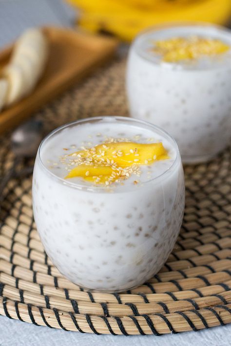 This Vietnamese banana tapioca pudding called Che Chuoi is awesome both warm and chilled! #pudding #vietnam #banana | cookingtheglobe.com Mango Tapioca Pudding, Mango Tapioca, Vietnamese Desserts, Tapioca Recipes, Vietnamese Dessert, Tapioca Pudding, Viet Food, Vegan Recipes Videos, Vegan Coconut