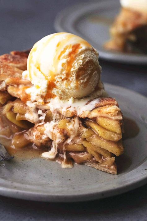 45 degree angle view of single slice of apple pie topped with vanilla ice cream melting down the side Thanksgiving Sweets, Lattice Pie Crust, Apple Slab Pie, Apple Cinnamon Bread, Cinnamon Coffee Cake, Cinnamon French Toast, Pie Tops, Homemade Apple Pies, Homemade Pie Crusts