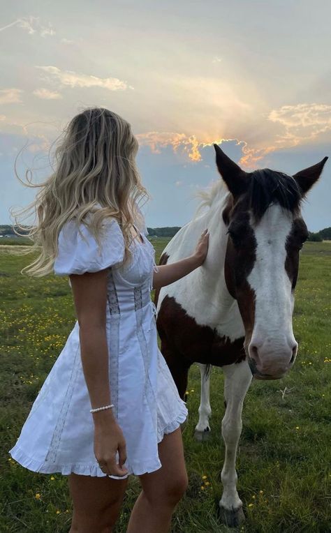 Southern Belle Aesthetic, Southern Aesthetic, Southern Girl Style, Sunset Field, Senior Photoshoot Poses, Animals Horse, Lana Del Rey Vinyl, Pinterest Style, Cowgirl Aesthetic