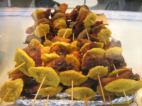 Pinchos, Puertorican food :)  - Pork skewers with tostones (green plantain).  Brushed with homemade bbq sauce. Dominican Recipes, Puerto Rican Cuisine, Puerto Rican Dishes, Puerto Rico Food, Boricua Recipes, Dominican Food, Rican Food, Haitian Food Recipes, Spanish Dishes