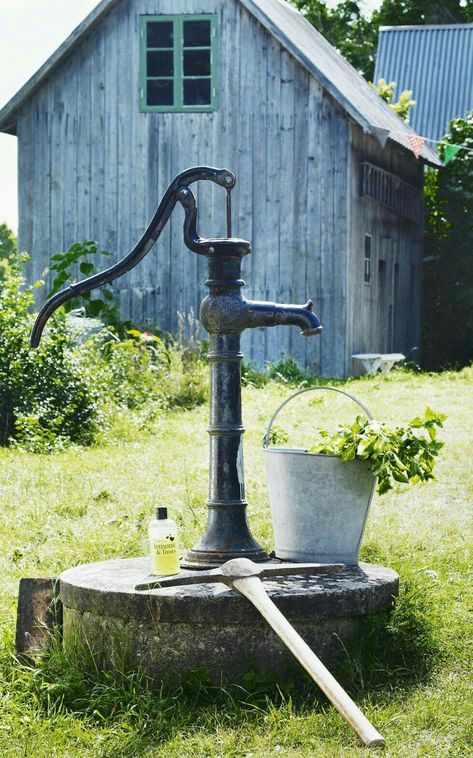 Old Water Pumps, Hand Water Pump, Country Barns, House And Garden, Country Blue, Country Scenes, Farms Living, Down On The Farm, A Barn