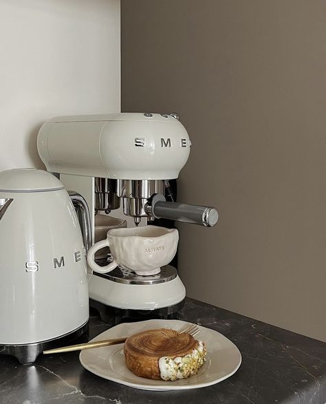 Kitchen Aesthetic Luxury, Smeg Kitchen Ideas, Smeg Coffee Maker, Smeg Espresso Machine, Smeg Coffee Machine, Cappuccino Aesthetic, Smeg Coffee, Gift Ideas Luxury, Counter Styling